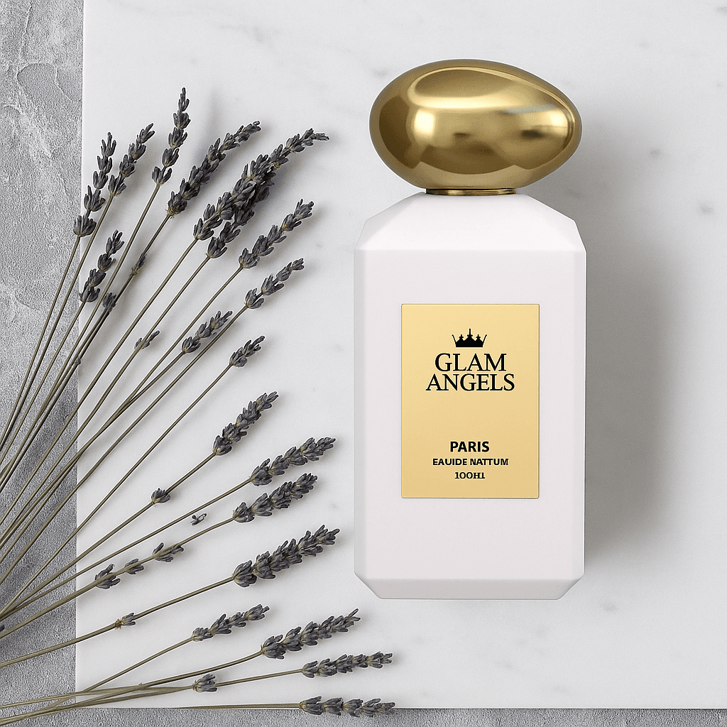 Άσπρο μπουκάλι αρώματος Glam Angels τύπου Ultraviolet, τοποθετημένο πάνω σε λευκό μάρμαρο με κλαδιά λεβάντας δίπλα του
