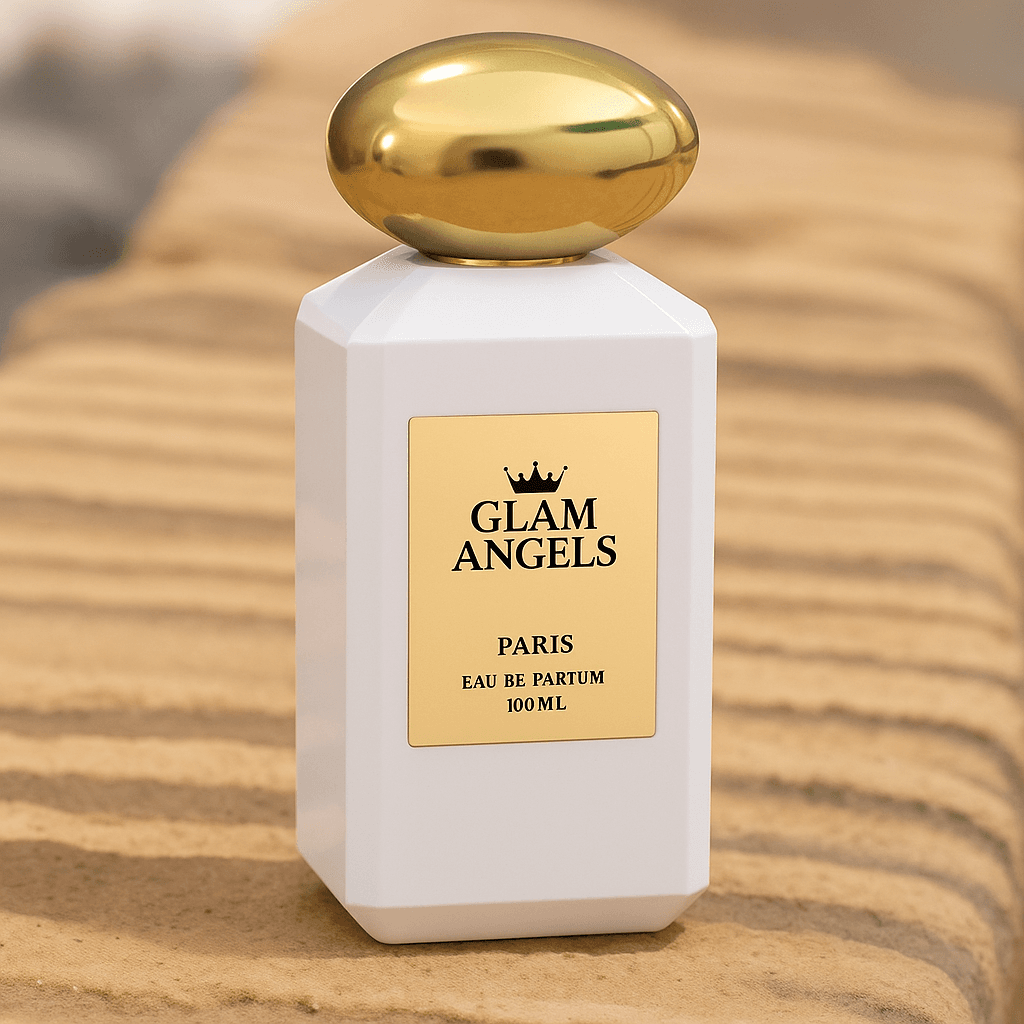 Άσπρο μπουκάλι αρώματος Glam Angels τύπου Soleil Blanc τοποθετημένο σε αμμώδη παραλία με κυματιστή άμμο